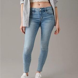 American Eagle Low-Rise Skinny Jean 4 Short Super Stretch X Light Medium Wash
